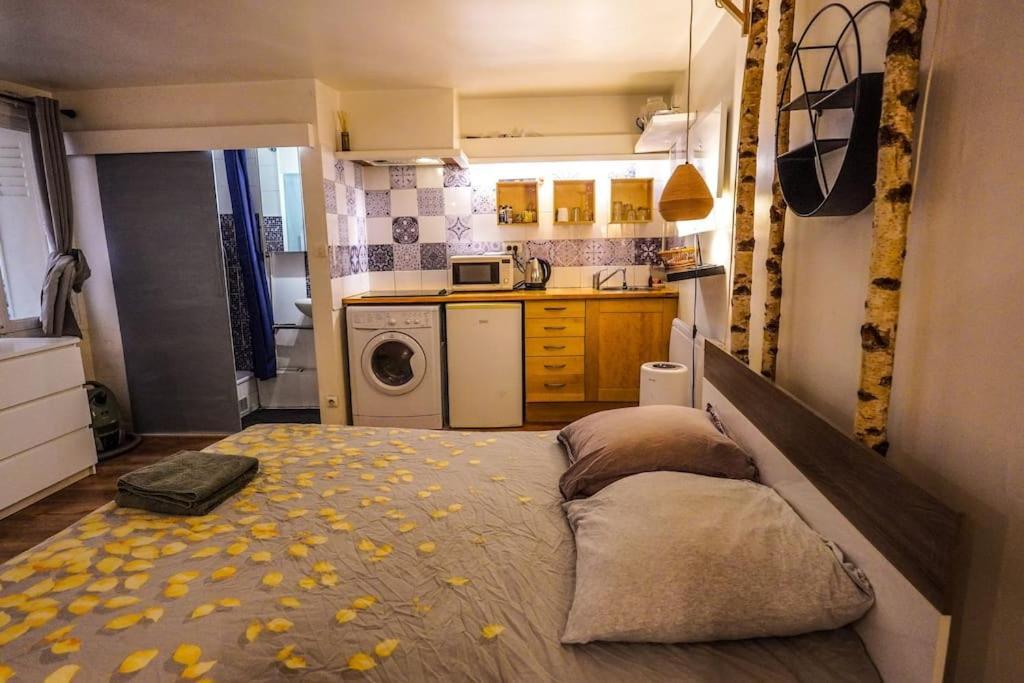Cozy Studio In The Heart Of Париж Екстериор снимка