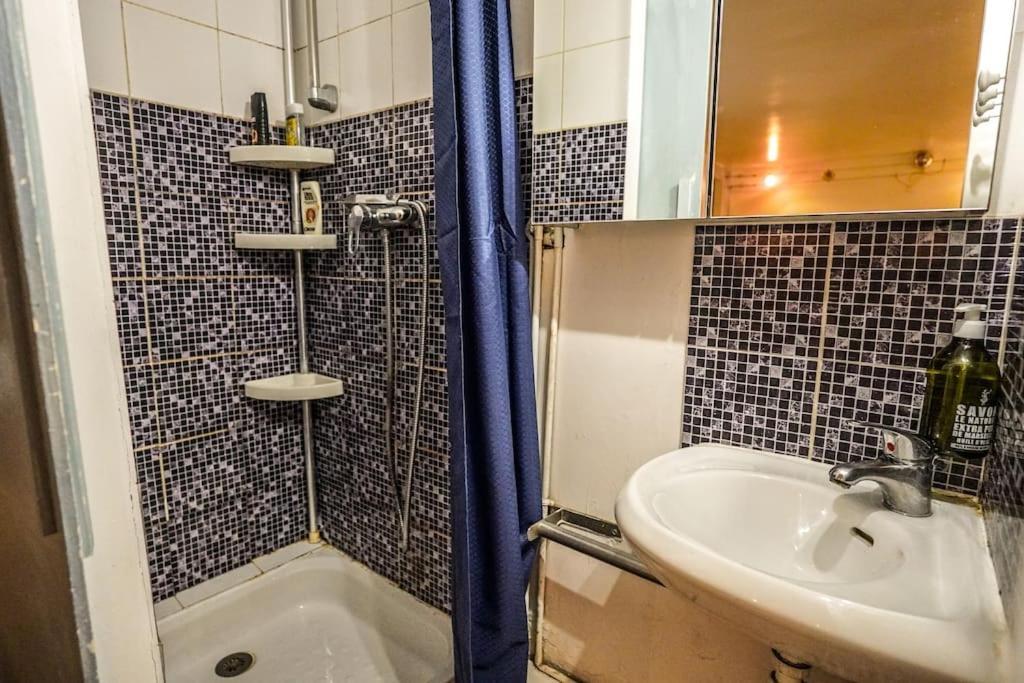 Cozy Studio In The Heart Of Париж Екстериор снимка